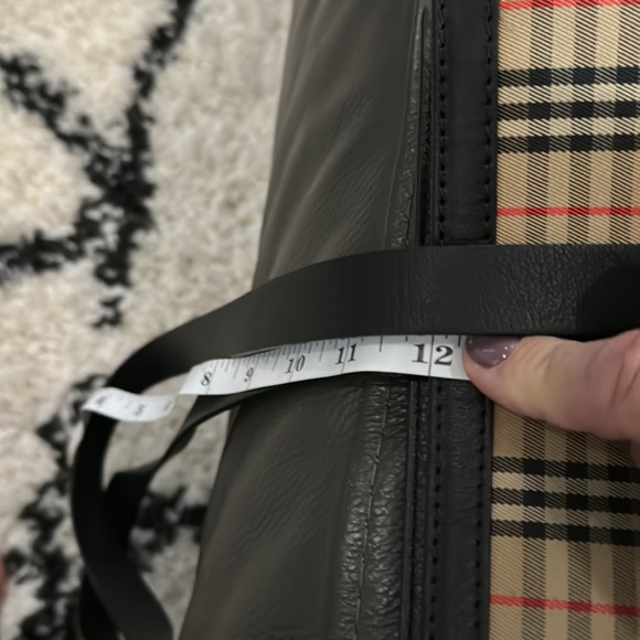 Burberry bag with gold hardware black/tan spacious tote comes with wallet. - Picture 4 of 15